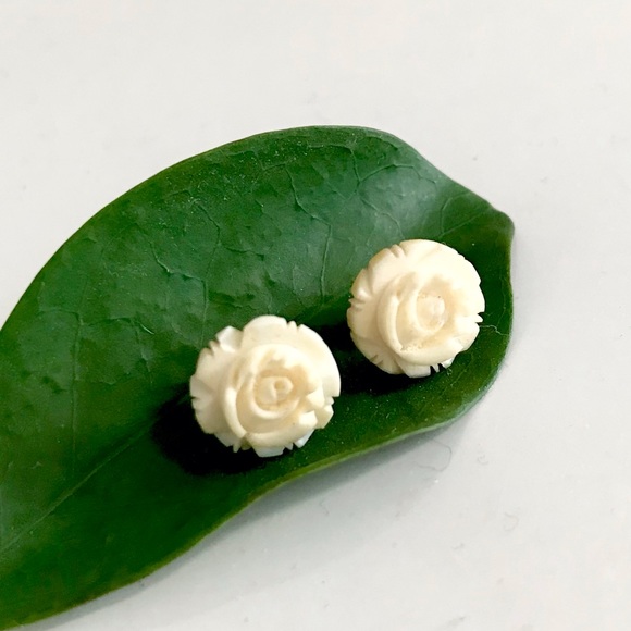 Vintage Flower stud earrings - white - Picture 2 of 4